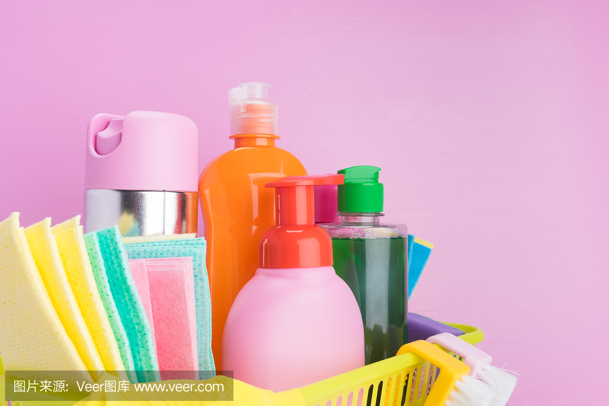 一套液体清洁产品和项目清洁室内粉红色的背景特写
